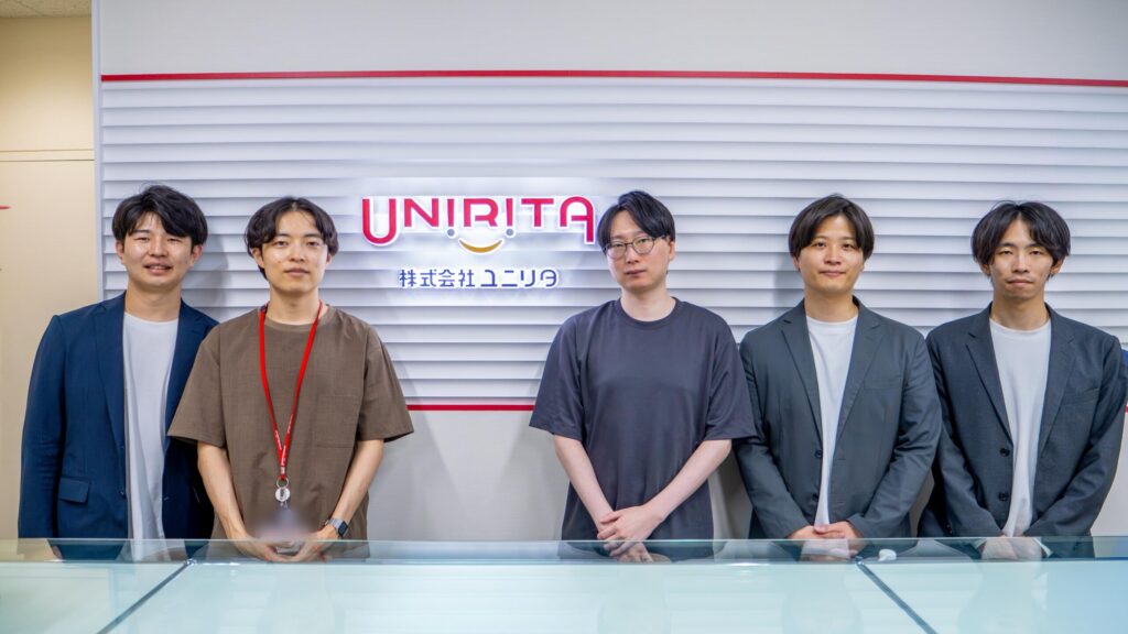 株式会社ユニリタ様のエントランスでのインタビューご担当者様集合写真