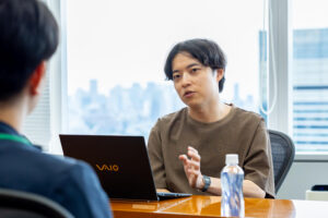 株式会社ユニリタ様のご担当者へのインタビューの様子